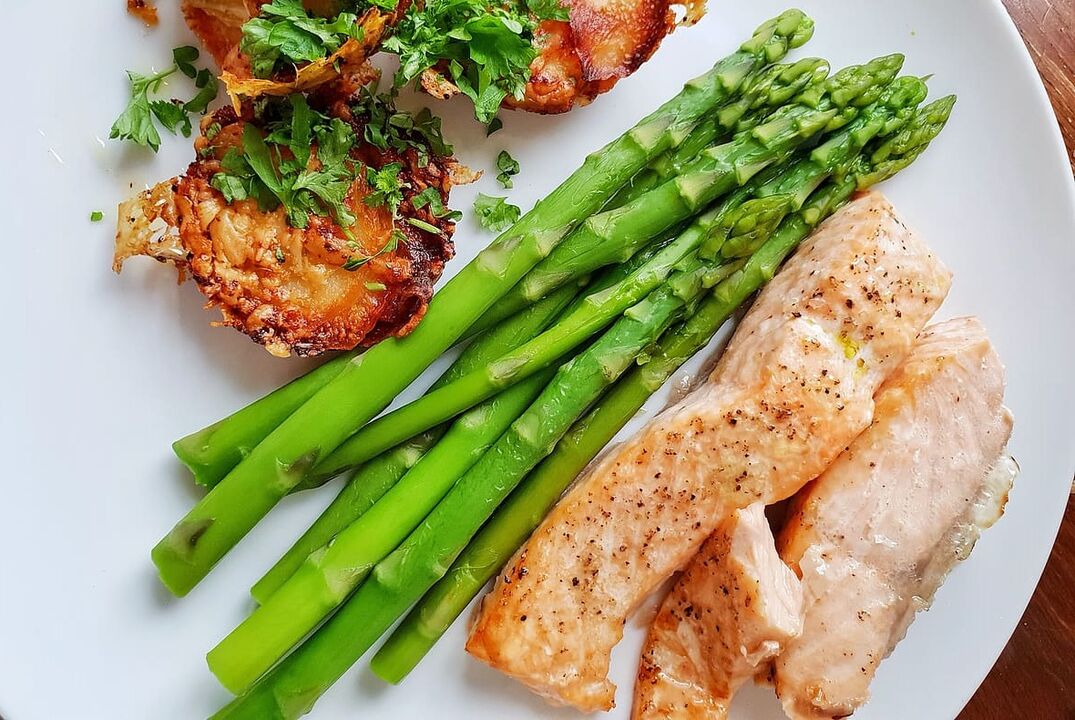 Grilled fish with asparagus in a low carbohydrate diet menu
